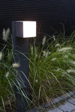 LED Wegeleuchte mit Steckdose IP54 3000 K verstellbar