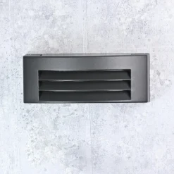 Moderne Wandaußenleuchte in grau mit Lamellen