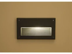 Moderne Wandleuchte mit Lamellen