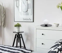 Nachttischlampe Glaskugel blendarm E27 15 cm in Schwarz