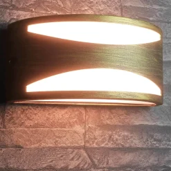 Rustikale Außenwandleuchte in Antikgold halbrund