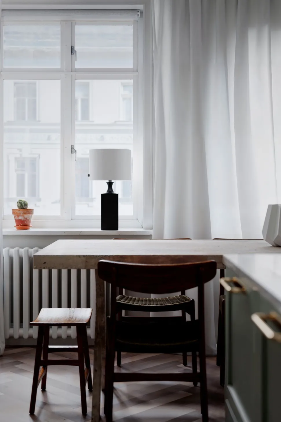 Tischleuchete Schwarz Weiß 56 cm aus Holz Stoff E27