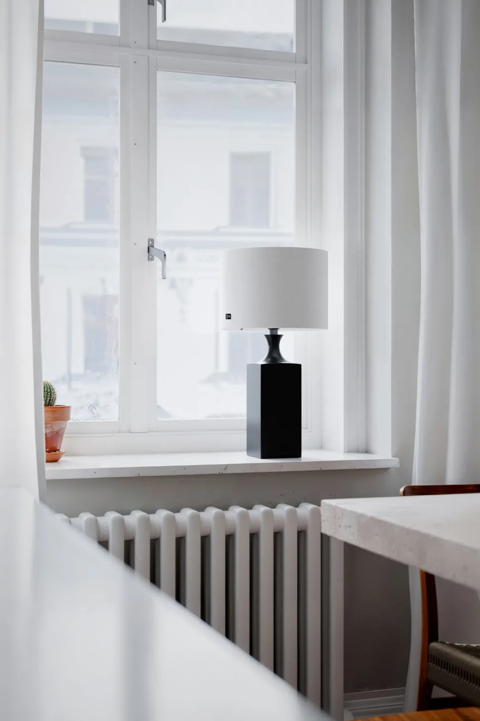 Tischleuchete Schwarz Weiß 56 cm aus Holz Stoff E27