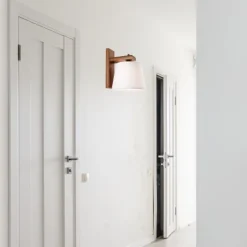 Wohnliche Wandleuchte BEVERELY in Braun Flur