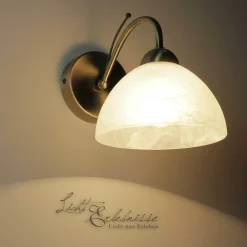 Zeitlose Wandleuchte 1-flmg. messing-farben